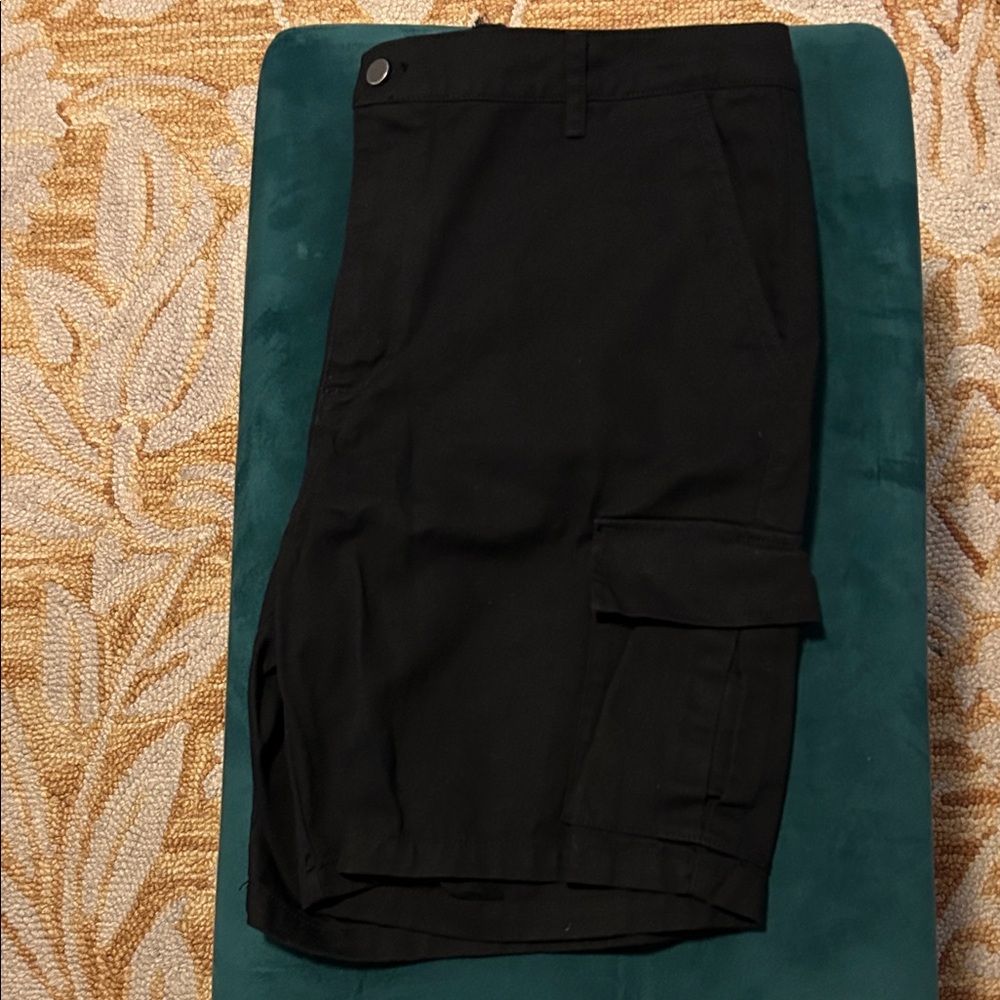 Black men’s 100% cotton cargo shorts by 23 XXIII size 2xl